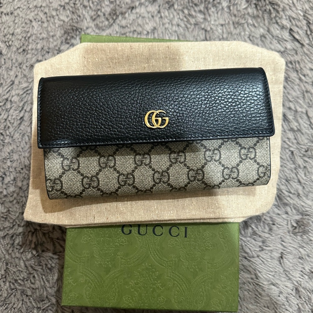 Gucci Black and Tan Wallet on chain